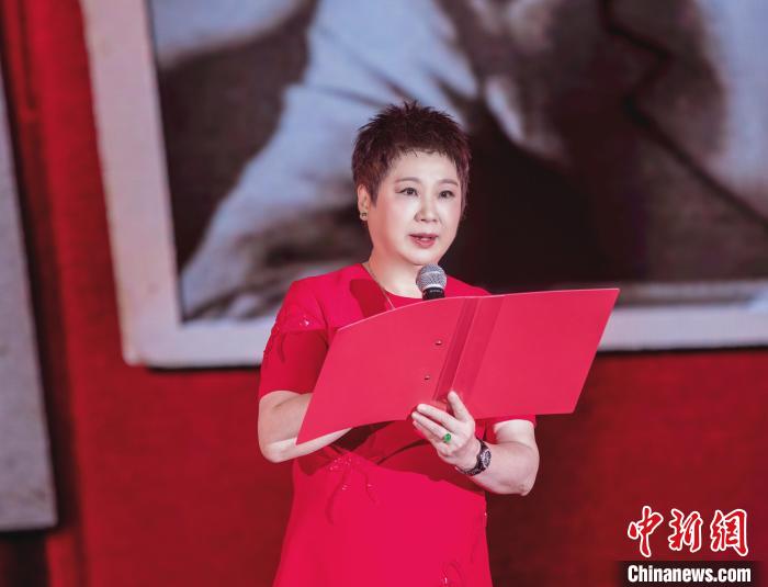 7月16日，榮智豐在2023年上海統(tǒng)戰(zhàn)文化周開(kāi)幕活動(dòng)中朗誦《與統(tǒng)戰(zhàn)先輩的時(shí)空對(duì)話》?！堦?攝