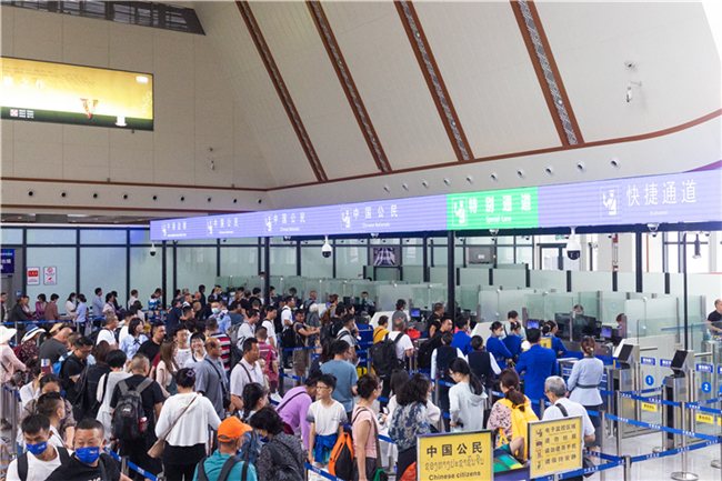 7月22日，乘坐中老鐵路國際旅客列車的旅客在磨憨邊檢大廳排隊候檢。衛(wèi)海林 攝