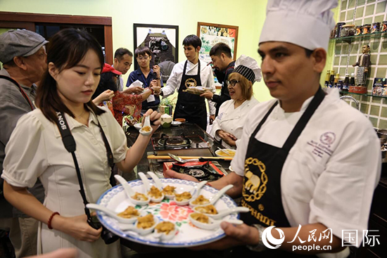 7月19日，參加美食活動(dòng)的多國代表品嘗泰式傳統(tǒng)美食。人民網(wǎng)記者 張矜若攝