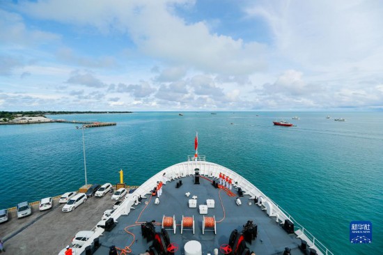 7月22日，中國海軍“和平方舟”號醫(yī)院船駛離基里巴斯首都塔拉瓦。當(dāng)?shù)貢r(shí)間22日上午10時(shí)，執(zhí)行“和諧使命-2023”任務(wù)的中國海軍“和平方舟”號醫(yī)院船圓滿結(jié)束對基里巴斯的首次訪問，駛離基里巴斯首都塔拉瓦，前往本次任務(wù)的第二站湯加努庫阿洛法港。新華社發(fā)（黎宇 攝）