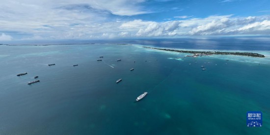 7月22日，中國海軍“和平方舟”號醫(yī)院船結(jié)束基里巴斯訪問，駛離塔拉瓦港。新華社發(fā)（桂江波 攝）