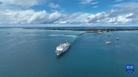 7月22日，中國海軍“和平方舟”號醫(yī)院船結(jié)束基里巴斯訪問，駛離塔拉瓦港。新華社發(fā)（桂江波 攝）