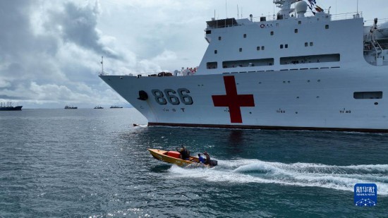 7月22日，中國海軍“和平方舟”號醫(yī)院船駛離塔拉瓦港途中，基里巴斯當(dāng)?shù)孛癖婑{船揮手告別。新華社發(fā)（桂江波 攝）