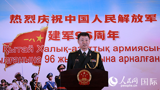 國防武官胡德君大校發(fā)表致辭。人民網(wǎng)記者 李強攝