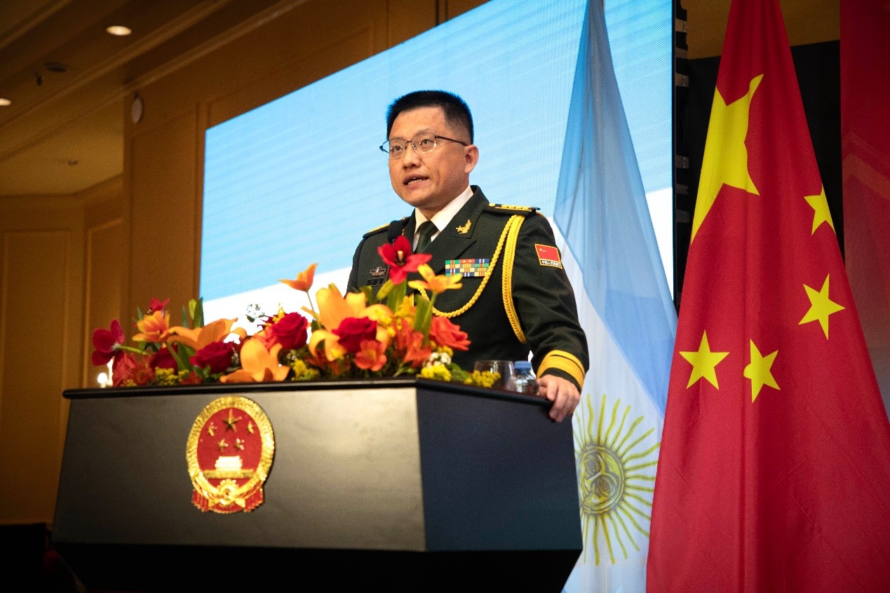 中國(guó)駐阿根廷大使館武官劉淼大校致辭。中國(guó)駐阿根廷大使館供圖