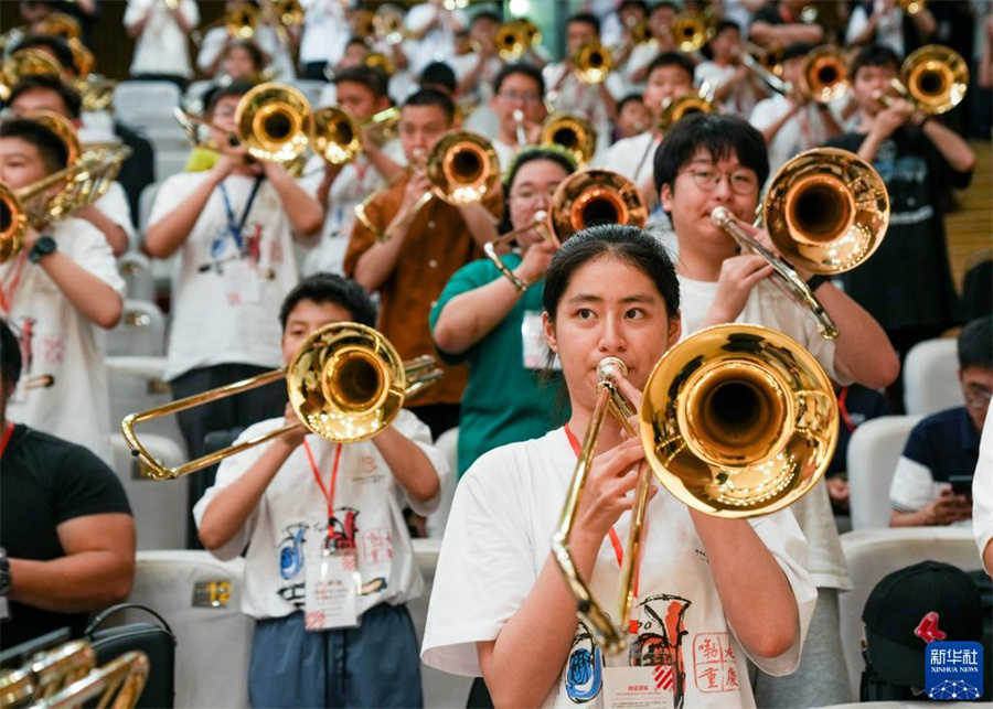 8月1日，在第九屆中國國際低音銅管藝術(shù)節(jié)的一場公益大師課上，低音銅管樂器愛好者在練習(xí)長號。新華社記者 劉潺 攝