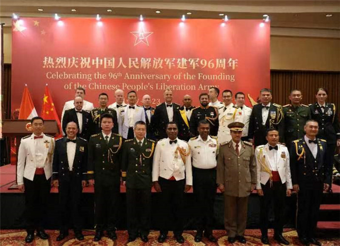 圖為徐勝武官與參加招待會(huì)的各國(guó)武官、武官處代表合影。中國(guó)駐印度尼西亞使館供圖