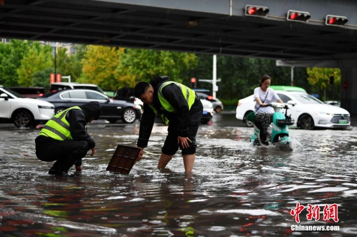 7月30日，河北省持續(xù)發(fā)布暴雨紅色預(yù)警信號(hào)。受今年第5號(hào)臺(tái)風(fēng)“杜蘇芮”殘余環(huán)流影響，7月28日以來，地處華北地區(qū)的河北省大部出現(xiàn)降雨。30日17時(shí)，該省氣象臺(tái)發(fā)布當(dāng)日第三次暴雨紅色預(yù)警信號(hào)。石家莊市城區(qū)不少區(qū)域積水嚴(yán)重，城管、環(huán)衛(wèi)、園林、市政等部門緊急出動(dòng)，聯(lián)合疏堵保暢，筑牢防汛安全屏障。圖為石家莊裕華區(qū)城管局防汛隊(duì)員對(duì)沿街收水井進(jìn)行雜物清理，以保證排水暢通。翟羽佳 攝