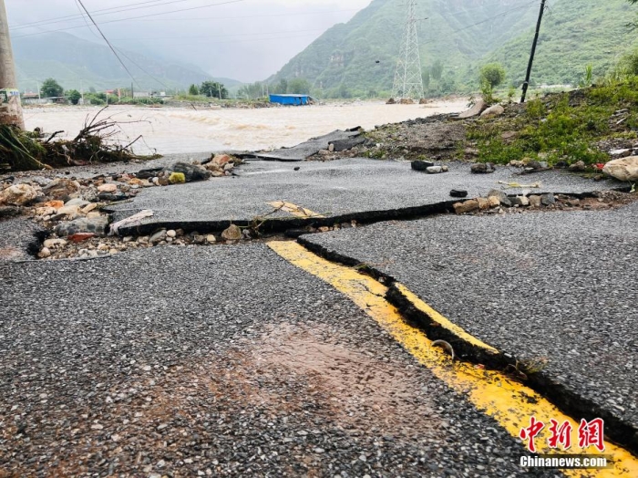 受臺(tái)風(fēng)“杜蘇芮”影響，7月29日至8月1日，河北省淶水縣普降暴雨，持續(xù)強(qiáng)降雨和強(qiáng)風(fēng)天氣引發(fā)洪水險(xiǎn)情。連日來，當(dāng)?shù)亟M織數(shù)千人搶險(xiǎn)救援隊(duì)伍，集中力量加快排水、清理路面、救援拋錨車輛、搶修倒伏電線桿等工作。8月1日，方便面、飲用水、火腿腸、面包等首批調(diào)撥救災(zāi)物資送抵救災(zāi)一線，并于當(dāng)天發(fā)放到受災(zāi)群眾手中。目前，淶水縣受損交通、電力、通信等基礎(chǔ)設(shè)施正在加緊搶修，山區(qū)受困人員已分批轉(zhuǎn)移，各項(xiàng)搶險(xiǎn)救災(zāi)工作正在有序進(jìn)行中。圖為淶水縣婁村鎮(zhèn)南安莊村被洪水沖毀的路面。(文/呂子豪 楊猛)李金璐 攝