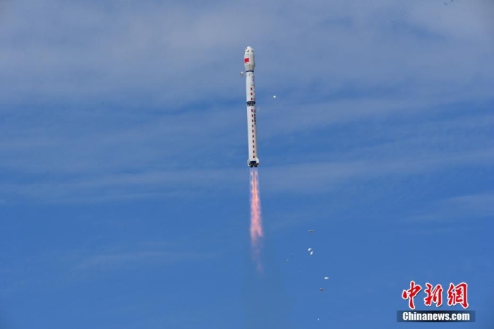 8月3日11時(shí)47分，中國(guó)在酒泉衛(wèi)星發(fā)射中心用長(zhǎng)征四號(hào)丙遙四十四運(yùn)載火箭，成功發(fā)射風(fēng)云三號(hào)06星，衛(wèi)星順利進(jìn)入預(yù)定軌道，任務(wù)取得圓滿成功。該衛(wèi)星將接替在軌超期服役的風(fēng)云三號(hào)C星，探測(cè)數(shù)據(jù)主要用于天氣預(yù)報(bào)、大氣化學(xué)和氣候變化監(jiān)測(cè)業(yè)務(wù)及研究。汪江波 攝