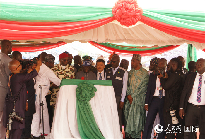 尼日利亞提努布為項(xiàng)目揭牌。人民網(wǎng)記者 姜宣攝