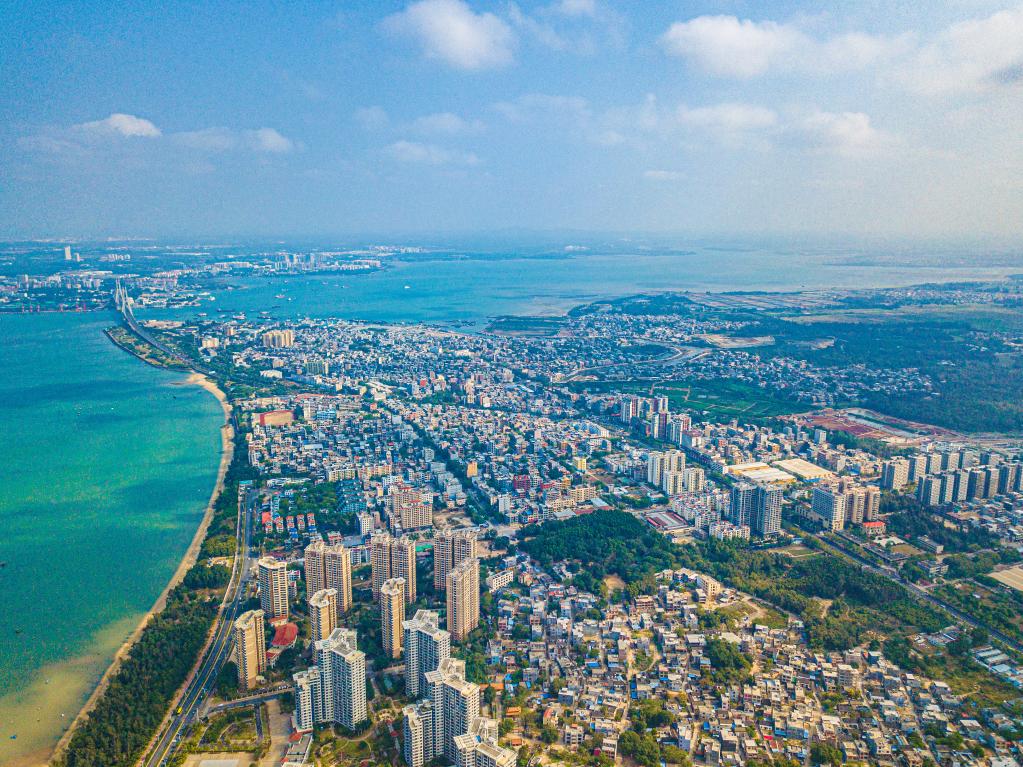 這是海南自貿(mào)港重點園區(qū)——洋浦經(jīng)濟開發(fā)區(qū)所在的環(huán)新英灣地區(qū)（無人機照片，2023年2月26日攝）。新華社記者 蒲曉旭 攝
