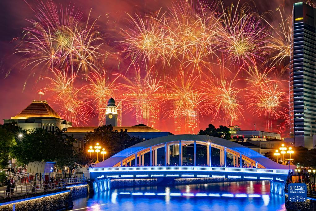 這是8月9日在新加坡國慶慶典上拍攝的煙花。