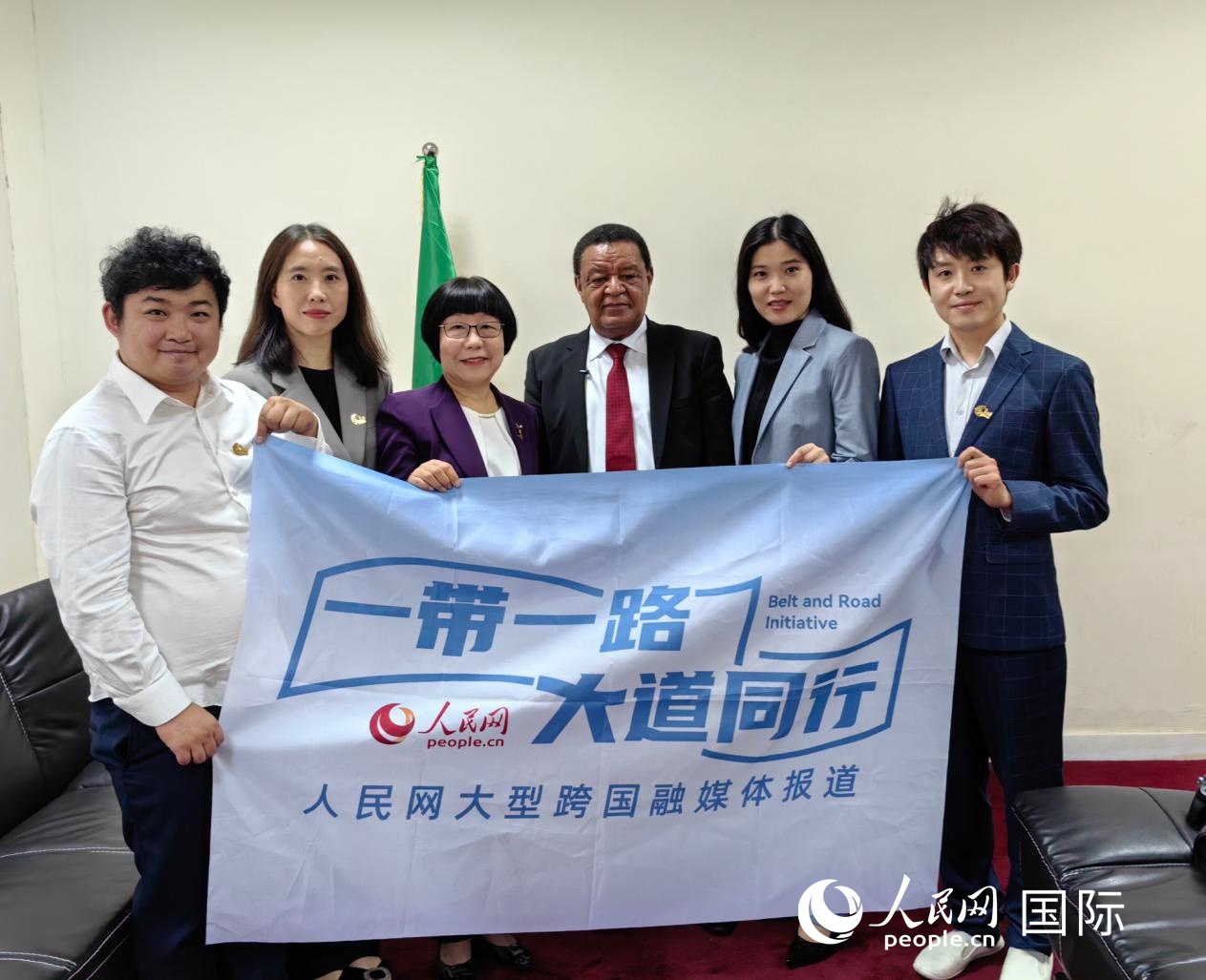 穆拉圖·特肖梅與人民網(wǎng)記者合影。