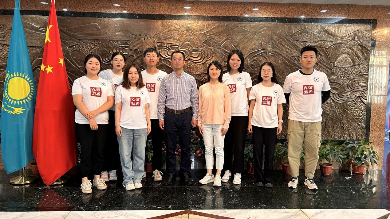 浙江大學(xué)實踐團拜訪中國駐阿拉木圖總領(lǐng)館。浙江大學(xué)供圖