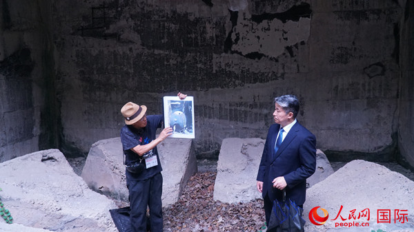 毒氣島歷史研究所事務(wù)局長山內(nèi)正之在毒氣儲(chǔ)存遺址為大家介紹日軍發(fā)動(dòng)毒氣戰(zhàn)的罪證。人民網(wǎng) 蔣曉辰攝