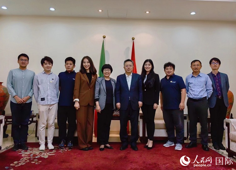 趙志遠(yuǎn)大使（右五）、使館工作人員與人民網(wǎng)記者合影。