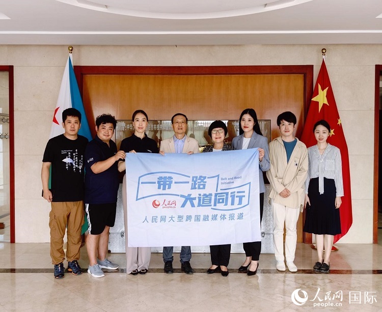 胡斌大使（左四）、使館工作人員與人民網(wǎng)記者合影。