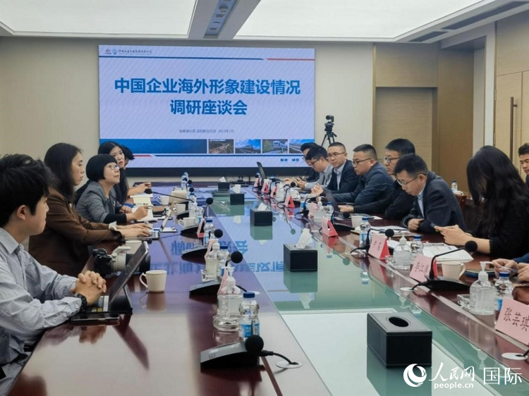 埃塞俄比亞中國(guó)商會(huì)企業(yè)代表與人民網(wǎng)記者座談。人民網(wǎng)記者 劉寧攝