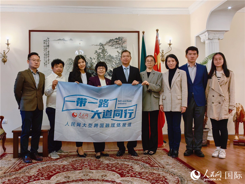 胡長(zhǎng)春大使、駐非盟使團(tuán)工作人員與人民網(wǎng)記者合影。