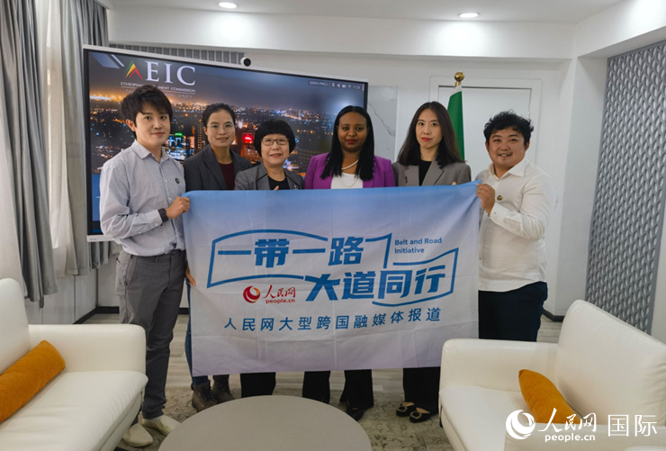 萊利斯（右三）、埃塞投資委中國(guó)投資顧問(wèn)萬(wàn)巧云（左二）與人民網(wǎng)記者合影。