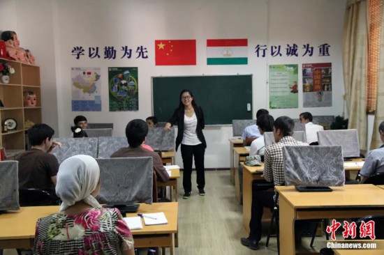 2014年，塔吉克斯坦國(guó)立民族大學(xué)的孔子學(xué)院內(nèi)，教師正在為塔吉克斯坦學(xué)生授課。田冰 攝