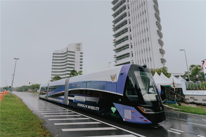 9月6日下午，由中車株洲所自主研發(fā)制造的全球首輛氫能源智軌電車正式亮相馬來西亞砂拉越州古晉市。中車株洲所供圖