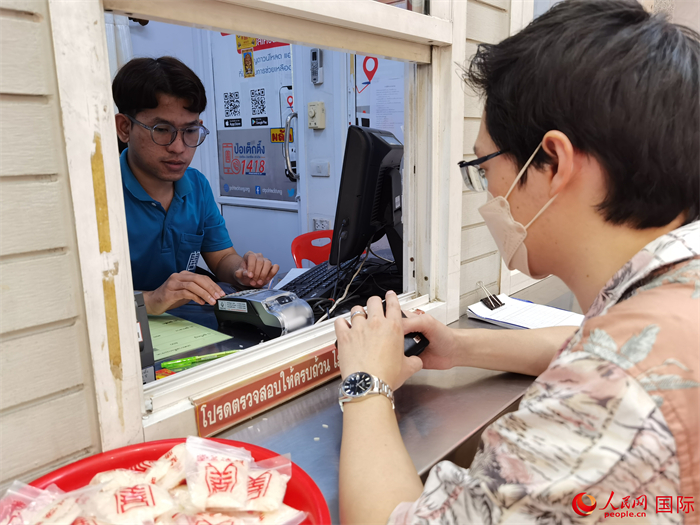 市民在活動(dòng)現(xiàn)場捐贈(zèng)善款。人民網(wǎng)記者 白元琪攝