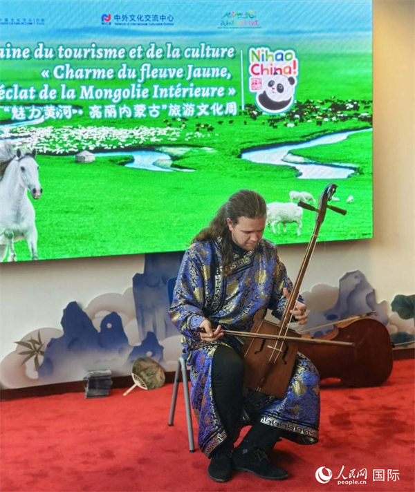 法國(guó)音樂(lè)家馬修·勒庫(kù)演奏馬頭琴。人民網(wǎng)記者 尚凱元攝
