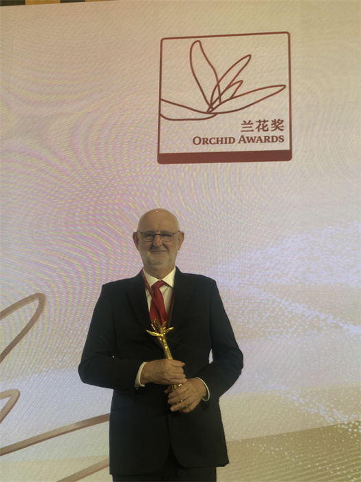 保利諾教授在頒獎(jiǎng)典禮現(xiàn)場(chǎng)。 巴西圣保羅州立大學(xué)孔子學(xué)院供圖。