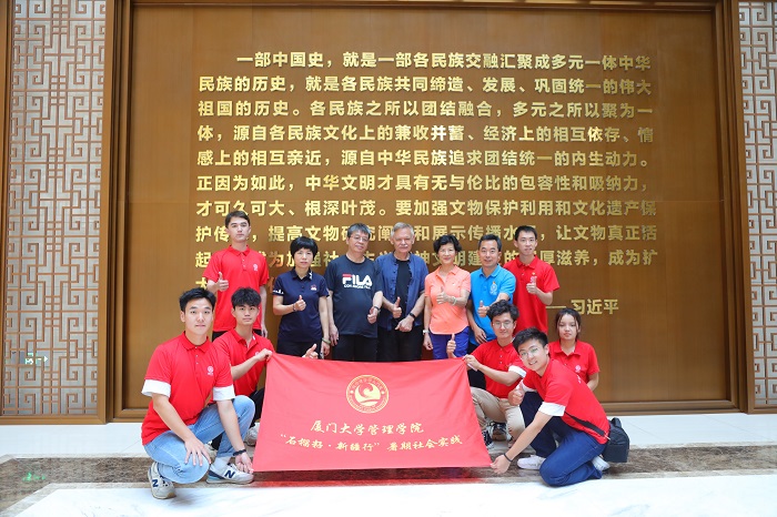 潘維廉和實(shí)踐隊(duì)師生在昌吉州博物館合影。主辦方供圖