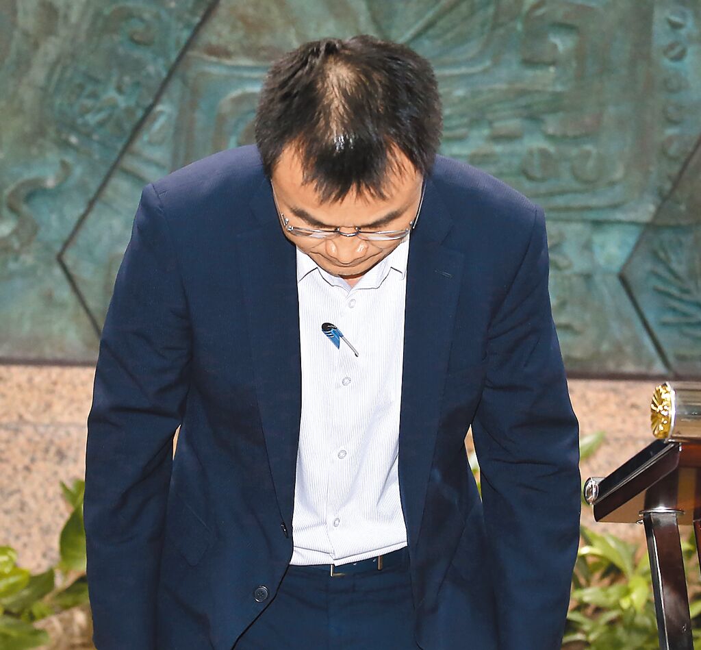 臺農(nóng)業(yè)部門負(fù)責(zé)人陳吉仲19日傍晚舉行記者會說明項目進(jìn)口雞蛋議題，當(dāng)日晚間8點(diǎn)在臉書上宣布辭職。 圖片來源：臺灣“中時新聞網(wǎng)”