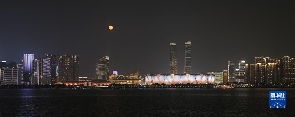 這是9月29日在杭州拍攝的杭州奧體中心體育場和滿月。新華社發(fā)（李忠攝）