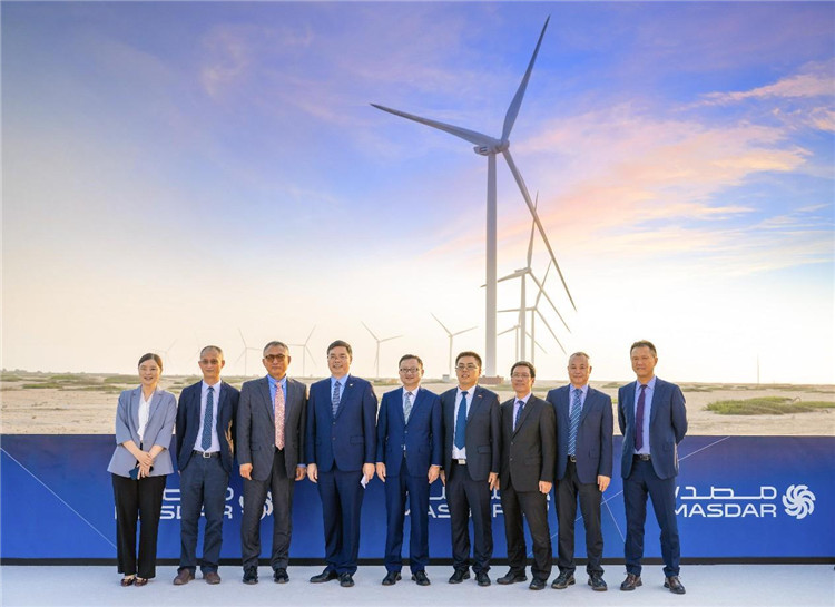 中方建設(shè)者在風(fēng)電場合影。中國電建供圖