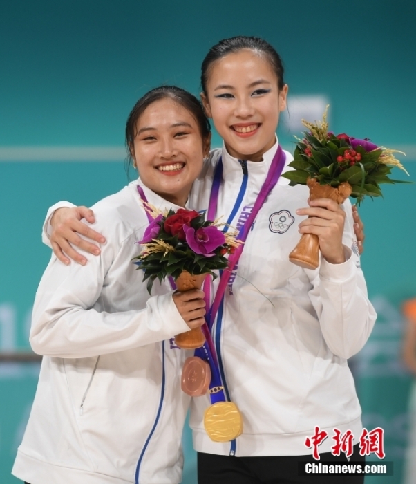10月7日，杭州第19屆亞運(yùn)會輪滑項(xiàng)目女子花樣輪滑單人滑長節(jié)目決賽在錢塘輪滑中心舉行。結(jié)合短節(jié)目決賽成績，中國臺北選手洪筱晴(左)以94.38分的總成績奪得女子花樣輪滑單人滑冠軍，中國臺北選手張致如(右)獲得季軍。<a target='_blank' href='/'><p  align=