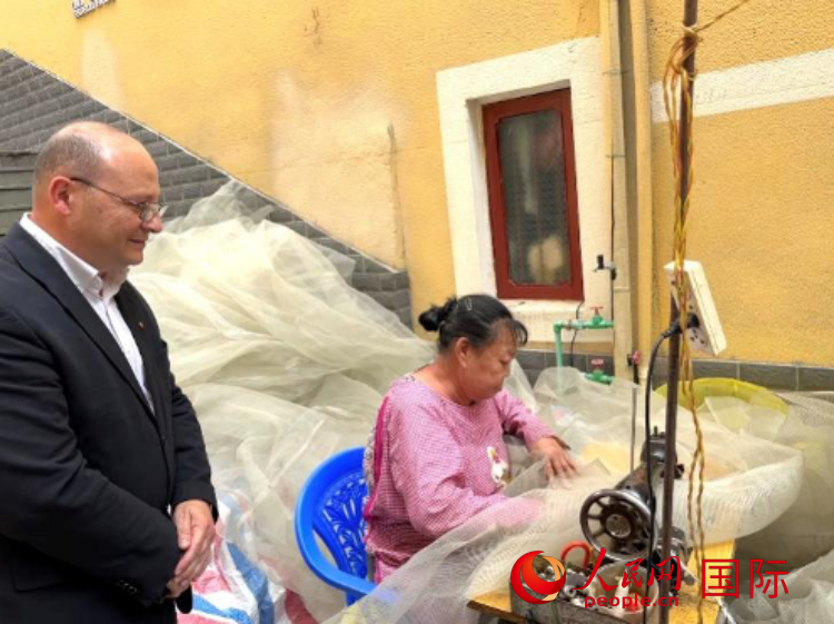 馬耳他瑪格麗特中學(xué)“中國(guó)角”教師馬丁·阿佐帕迪在福建省寧德市下歧村參觀。人民網(wǎng)記者 周雨攝