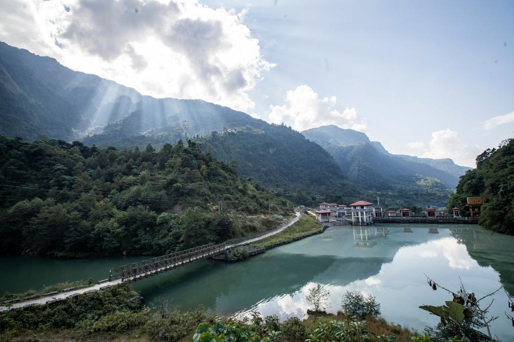 這是2022年11月8日拍攝的尼泊爾上馬相迪A水電站大壩。上馬相迪A水電站位于尼泊爾西部勒姆宗縣，2013年1月開工建設，2017年1月1日投入商業(yè)運營。該水電站投入運營以來，極大緩解了尼泊爾電力緊缺局面。新華社發(fā)（哈里·馬哈爾詹 攝）