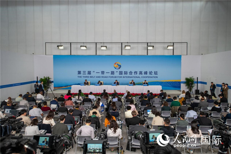 10月16日，第三屆“一帶一路”國際合作高峰論壇新聞中心在北京國家會議中心舉行首場吹風會，邀請自然資源部國際合作司和相關單位負責人介紹有關情況，并回答記者提問。人民網(wǎng)記者 翁奇羽攝