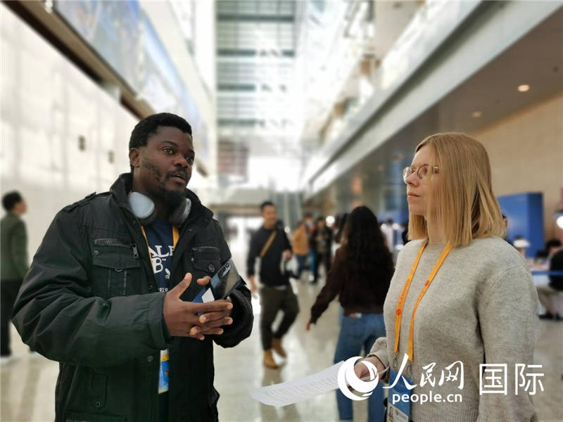 剛果（金）未來(lái)集團(tuán)廣播電視部記者雨果-恩澤扎接受人民網(wǎng)采訪。人民網(wǎng) 孫鴻宇攝