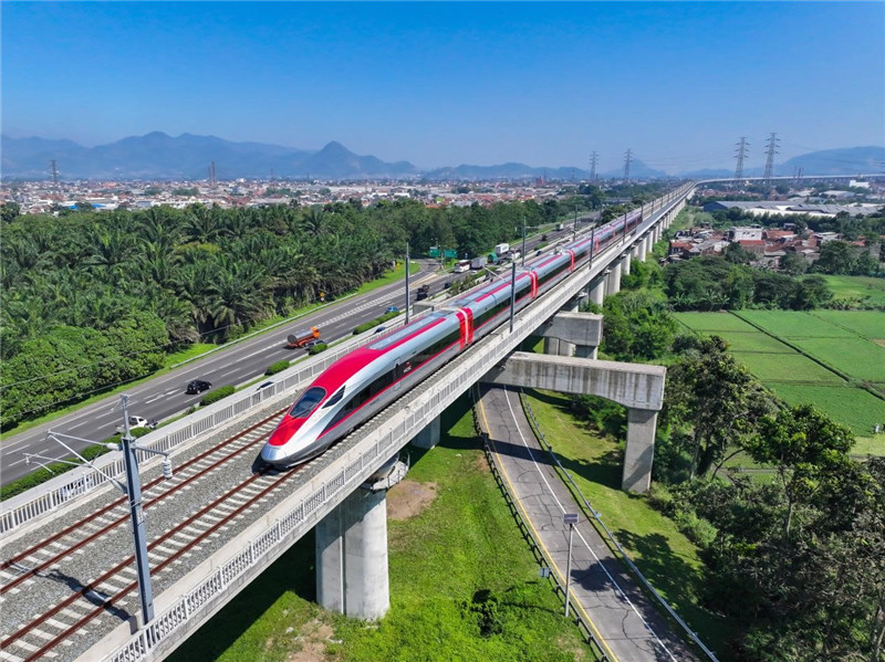 奔馳在雅萬(wàn)高鐵上的動(dòng)車(chē)組。中車(chē)青島四方機(jī)車(chē)車(chē)輛股份有限公司供圖