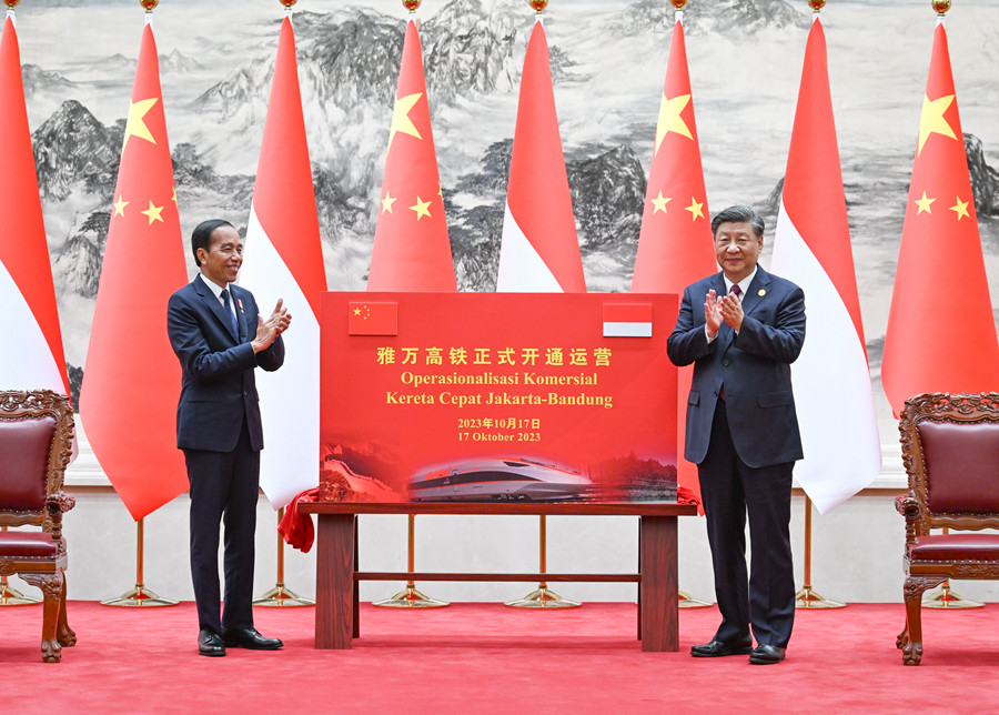 10月17日下午，國家主席習近平在北京人民大會堂同來華出席第三屆“一帶一路”國際合作高峰論壇并進行國事訪問的印度尼西亞總統(tǒng)佐科舉行會談。會談后，兩國元首共同為雅萬高鐵正式開通運營揭幕。