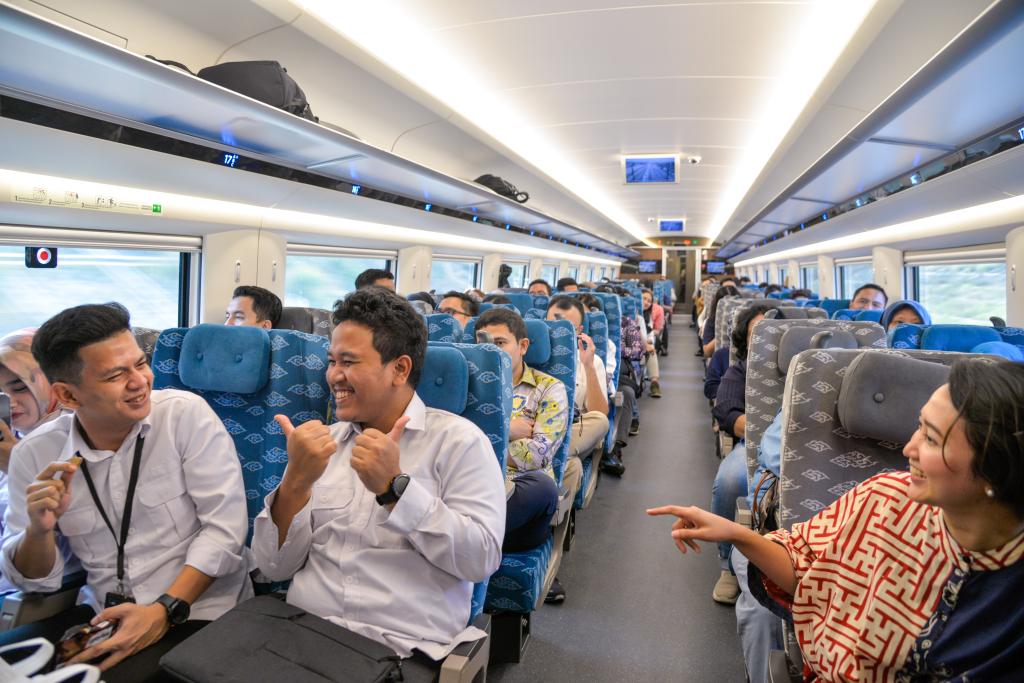 10月17日，乘客在行駛中的雅萬高鐵高速動車組列車車廂內交談。