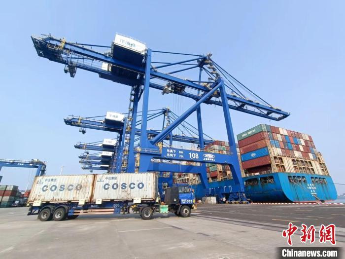 圖為海南洋浦國(guó)際集裝箱碼頭，卡車將集裝箱從后方堆場(chǎng)運(yùn)往碼頭裝卸區(qū)?！?jiān)潞?攝