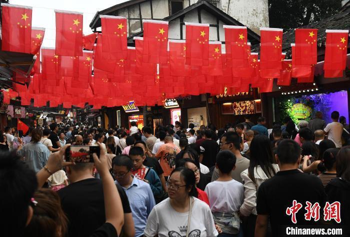 圖為重慶千年古鎮(zhèn)磁器口游人如織。<a target='_blank' href='/' ><p  align=