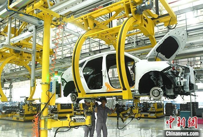 資料圖：汽車(chē)生產(chǎn)車(chē)間內(nèi)的工作人員正在組裝車(chē)輛。 <a target='_blank' href='/'><p  align=