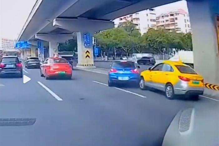 視頻截圖顯示，發(fā)生碰撞的剎那，出租車后方似乎確有車燈點亮。