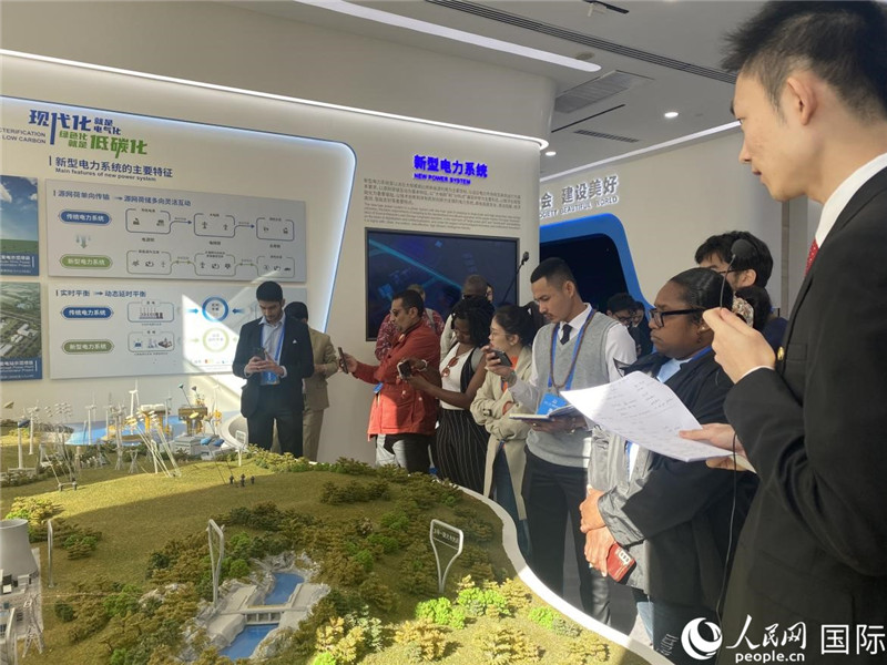 2023“一帶一路”媒體合作論壇聯(lián)合采訪團(tuán)參訪中國(guó)能建。人民網(wǎng)記者 于洋攝