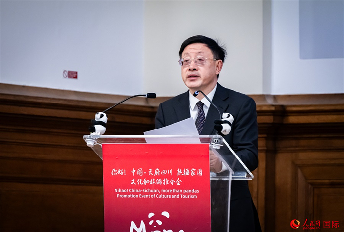 四川省文化和旅游廳廳長戴允康作文化旅游推介。人民網(wǎng) 郭錦標(biāo)攝