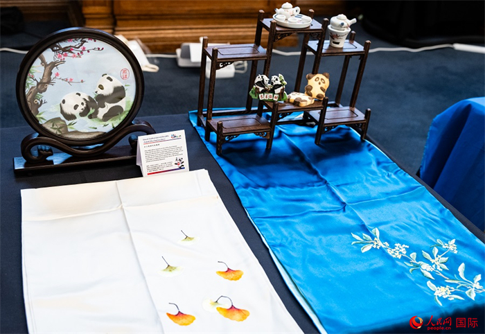 活動現(xiàn)場的現(xiàn)場文創(chuàng)展、互動體驗區(qū)、非遺區(qū)展示。人民網(wǎng) 郭錦標(biāo)攝