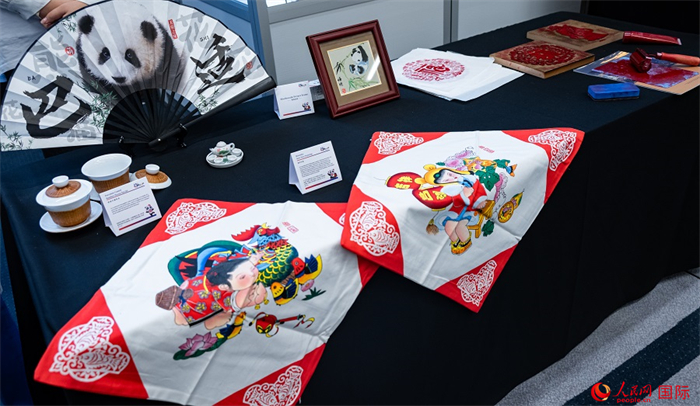 活動現(xiàn)場的現(xiàn)場文創(chuàng)展、互動體驗區(qū)、非遺區(qū)展示。人民網(wǎng) 郭錦標(biāo)攝